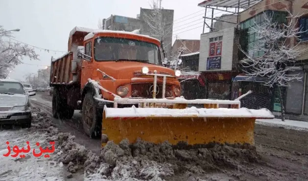بارش سنگین برف در تمامی محورهای کردستان / تلاش راهداران برای تردد روان در محورها