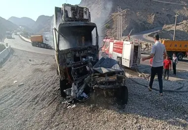 تصادف دلخراش در گردنه حاجی آباد/ شدت تصادف خودرو را ذوب کرد+ تصاویر