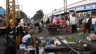بازاری در اندونزی که بر روی ریل قطار برپا می‌شود