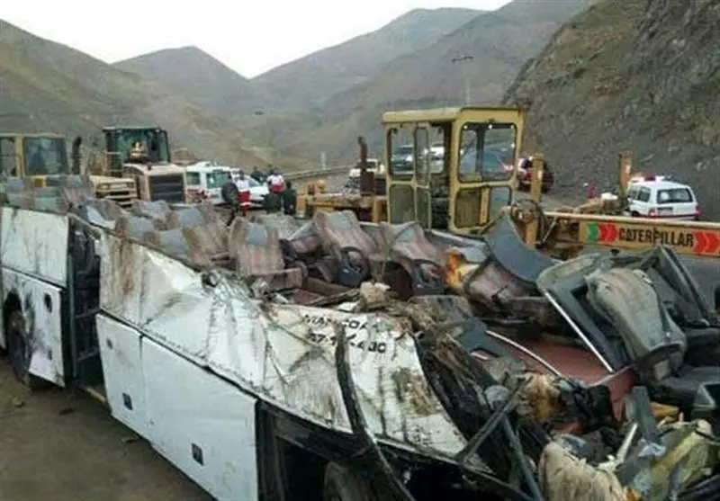 تصادف وانت، کامیون و اتوبوس اتوبان کرج- تهران را قفل کرد