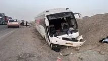بی توجهی راننده اتوبوس علت اصلی تصادف در جاده سمنان/ وضعیت مصدومان نگران کننده نیست