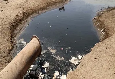 سکوت عجیب مسئولان کاشان در برابر تخلفات زیست محیطی یک مجتمع خدمات رفاهی در آزادراه کاشان نطنز اصفهان/ مجتمع امیرکبیر بلای جان اهالی یک روستا!

