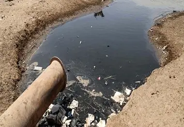 سکوت عجیب مسئولان کاشان در برابر تخلفات زیست محیطی یک مجتمع خدمات رفاهی در آزادراه کاشان نطنز اصفهان/ مجتمع امیرکبیر بلای جان اهالی یک روستا!

