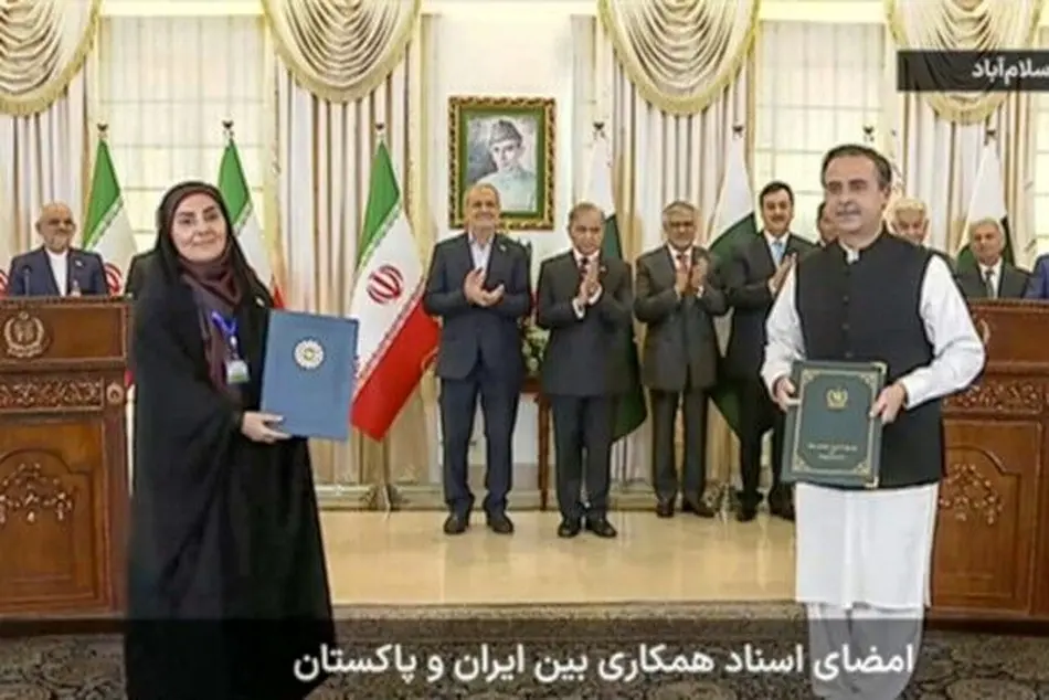 امضای سند همکاری حمل ونقل و ترانزیت میان ایران و پاکستان