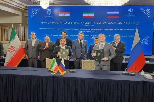 امضای قرارداد اجرایی راه آهن رشت آستارا  توسط نمایندگان ایران و روسیه 