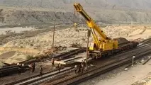 نصب سوزن های بتنی سنگین در محور بافق–بندرعباس؛ افزایش سرعت و ایمنی سیر قطارها