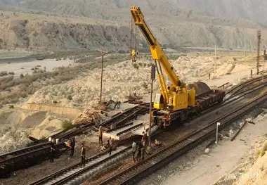 نصب سوزن های بتنی سنگین در محور بافق–بندرعباس؛ افزایش سرعت و ایمنی سیر قطارها