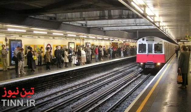 گیرکردن پای یک زن ایستگاه مترو لندن را تعطیل کرد + تصاویر