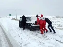 مسافران سبزوار در برف و کولاک گرفتار شدند