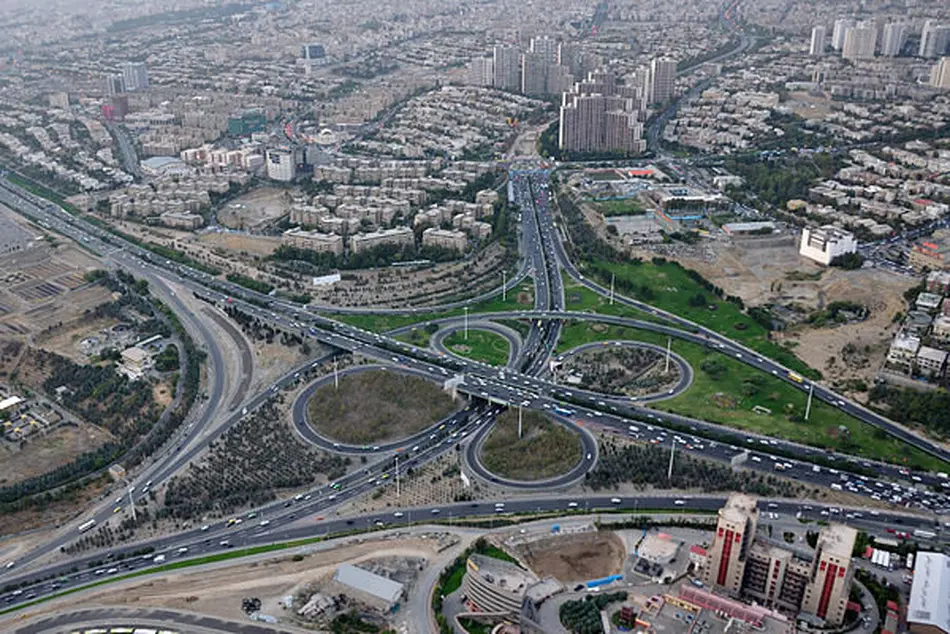 دسترسی های تقاطع بزرگراه های همت و اشرفی اصفهانی در حال تکمیل است