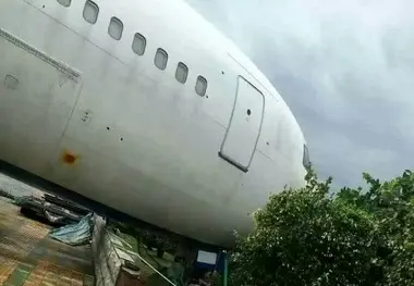 طوفان سهمگین، علت برخورد هواپیما با ساختمان