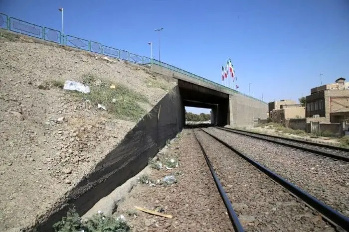 نشت آب در زیرگذر راه‌آهن سراسری ورامین؛ چیستی و چرایی
