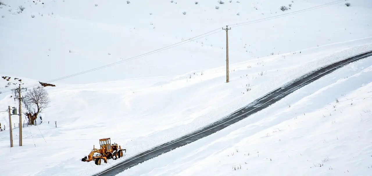 بارش برف تمام محورهای استان قزوین را فرا گرفت