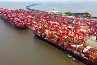 فیلم | تخلیه کشتی و حمل کانتینر در بندر گوانجو چین