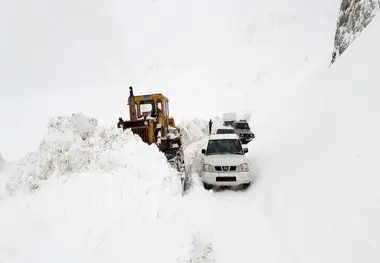 مسدود شدن راه ۷۳۳ روستای لرستان به دلیل بارش سنگین برف