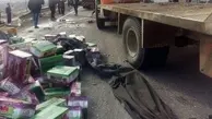 فیلم| کمک مردم به راننده برای جمع آوری کالاهای کامیون چپ شده