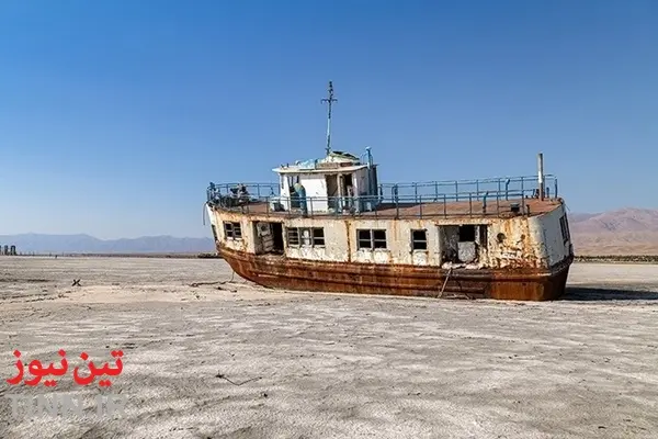 فیلم | تکه تکه کردن و دزدیدن یک کشتی بزرگ در دریاچه ارومیه