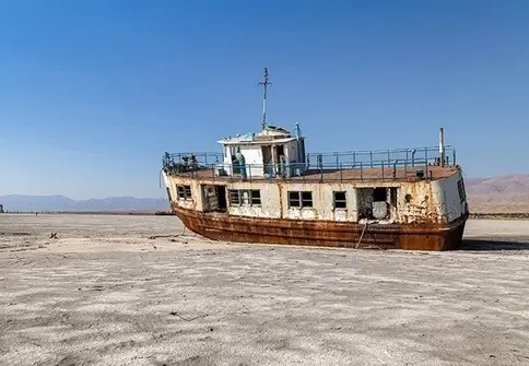 فیلم | تکه تکه کردن و دزدیدن یک کشتی بزرگ در دریاچه ارومیه