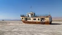 فیلم | تکه تکه کردن و دزدیدن یک کشتی بزرگ در دریاچه ارومیه