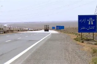 فیلم | پاکسازی تابلوها و علائم هشداردهنده در آزادراه کاشان–نطنز–اصفهان