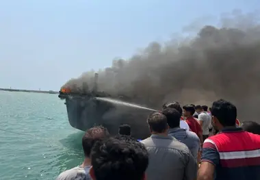 چهار فروند لنج صیادی در بندرگاه سیریک طعمه حریق شد