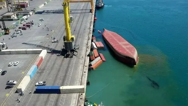 انتقال ۱۱ کانتینر کشتی واژگون شده از دریا به محوطه بندری