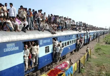 مسافران عجیب این قطارها بدون صندلی هم به مقصدشان می‌رسند