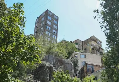 خانه های غیر ایمن در شمال تهران تخریب می شوند