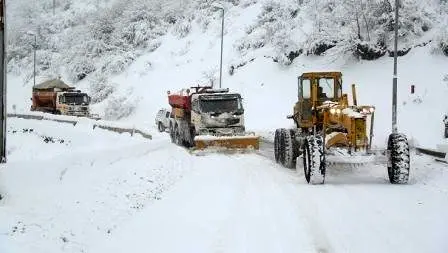 استقرار راهداران در محورهای برفگیر مازندران