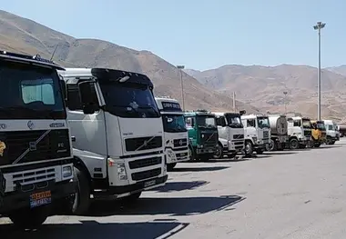 عکس| راننده کامیون: بدون لاستیک چگونه بارگیری کنیم؟