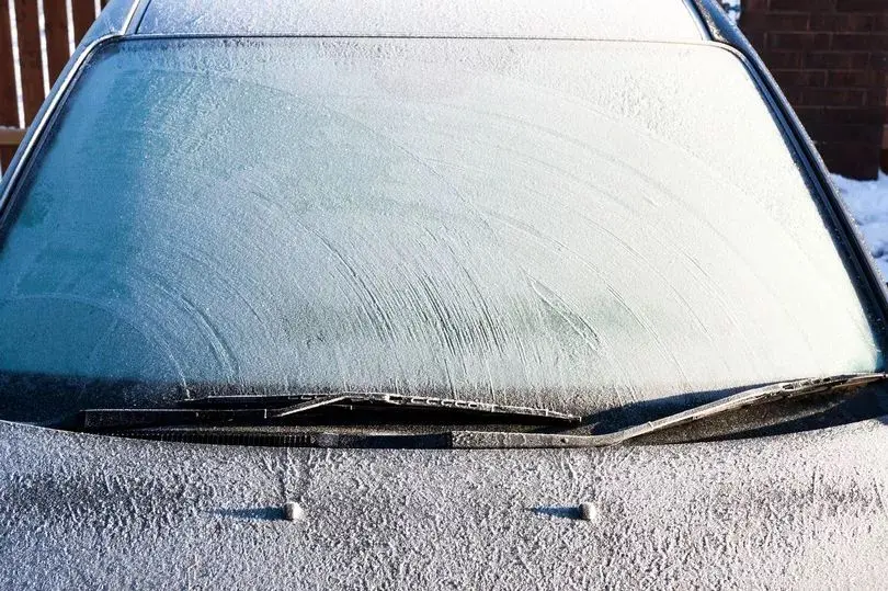 ترفند جادویی مهندس ناسا برای یخ زدایی سریع شیشه جلو خودرو