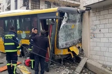 برخورد اتوبوس شرکت واحد با دیواره بزرگراه ستاری/ سرعت بالا، علت حادثه