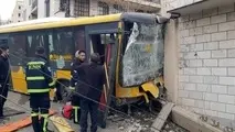 برخورد اتوبوس شرکت واحد با دیواره بزرگراه ستاری/ سرعت بالا، علت حادثه