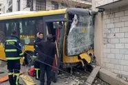 برخورد اتوبوس شرکت واحد با دیواره بزرگراه ستاری/ سرعت بالا، علت حادثه