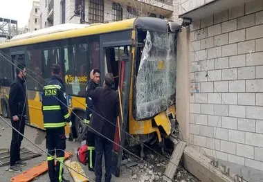 برخورد اتوبوس شرکت واحد با دیواره بزرگراه ستاری/ سرعت بالا، علت حادثه