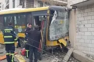 برخورد اتوبوس شرکت واحد با دیواره بزرگراه ستاری/ سرعت بالا، علت حادثه