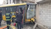 برخورد اتوبوس شرکت واحد با دیواره بزرگراه ستاری/ سرعت بالا، علت حادثه