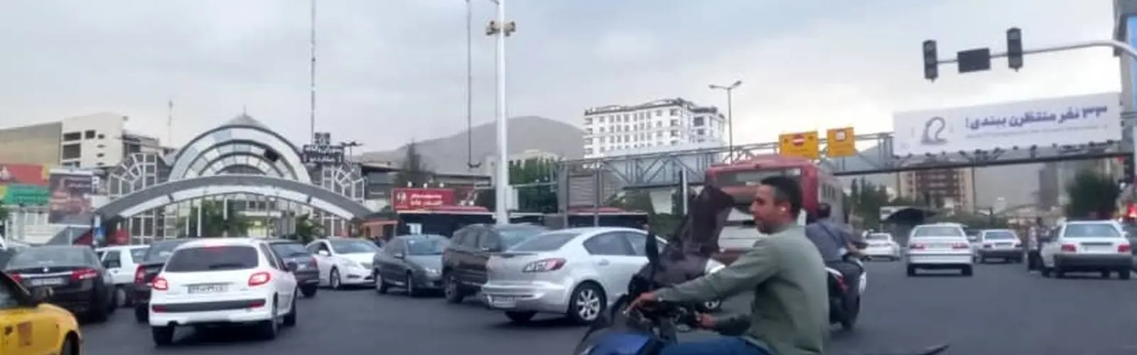 وقتی چراغ قرمز هم برق ندارد/ چه کسی مسئول بی نظمی ترافیک شهری است