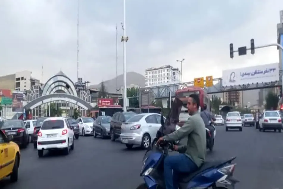 وقتی چراغ قرمز هم برق ندارد/ چه کسی مسئول بی نظمی ترافیک شهری است