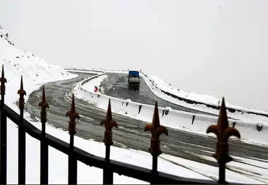 برف و کولاک جاده هراز را بست


