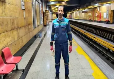 کارگر متروی تهران کیف حاوی ۱۵۰ گرم طلا را به صاحبش برگرداند 