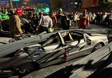واژگونی کامیون حامل میلگرد در بلوار کوهسار تهران؛ نجات راننده محبوس شده