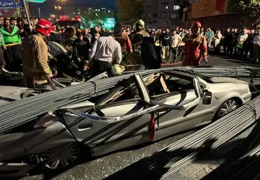 واژگونی کامیون حامل میلگرد در بلوار کوهسار تهران؛ نجات راننده محبوس شده