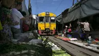 قطار عجیبی که از وسط بازار می‌گذرد!