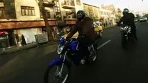 حناچی سوار بر موتور الکتریکی ملی، در سه‌شنبه بدون خودرو