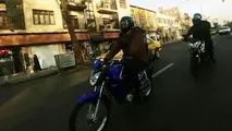 حناچی سوار بر موتور الکتریکی ملی، در سه‌شنبه بدون خودرو