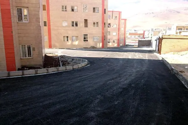 آسفالت محوطه پروژه‌های مسکن مهر شهرستان بیجار در کردستان
