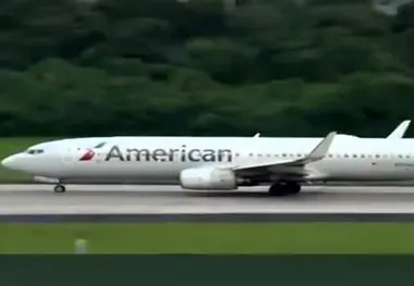 فیلم | ترکیدن لاستیک یک هواپیمای شرکت آمریکن ایرلاینز هنگام برخاستن