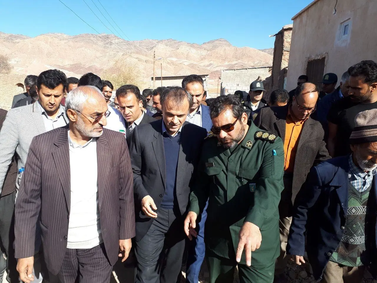 حضور استاندار کرمان در مناطق زلزله زده و بررسی روند خدمات رسانی