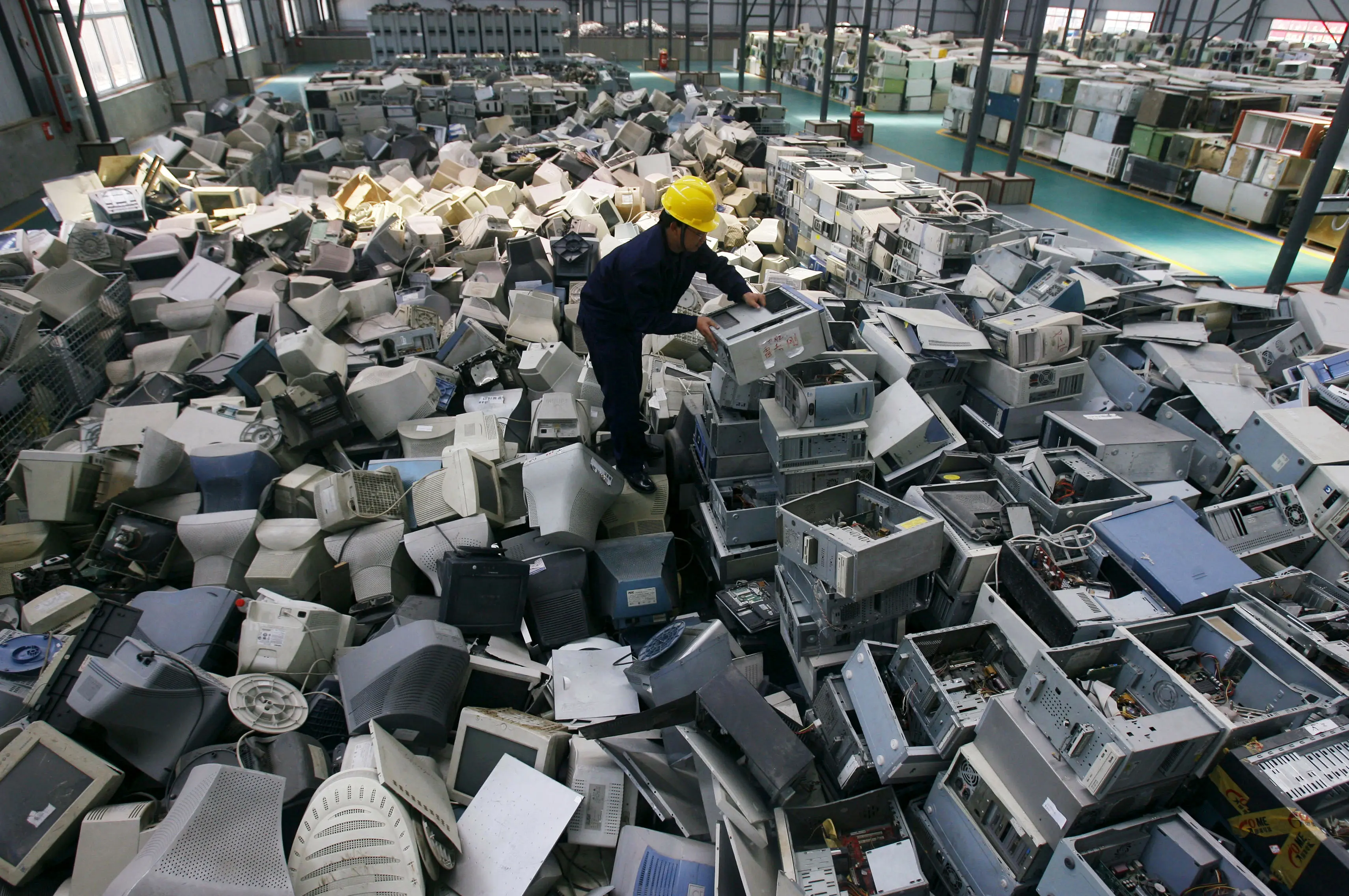 ایرانی‌ها سالی 5 تا 10 کیلو زباله الکترونیکی تولید می‌کنند + تصاویر